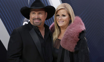 Garth Brooks and Trisha Yearwood Sweetly Send Each Other the Same Message for Their 18th Anniversary