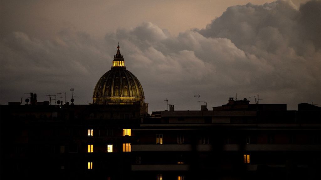 ¿Quién es la “dama del cardenal”, figura clave en el “juicio del siglo” del Vaticano?