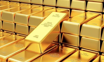 Gold Price Forecast: XAU/USD trades mildly lower and closes a losing week after US PCE figures