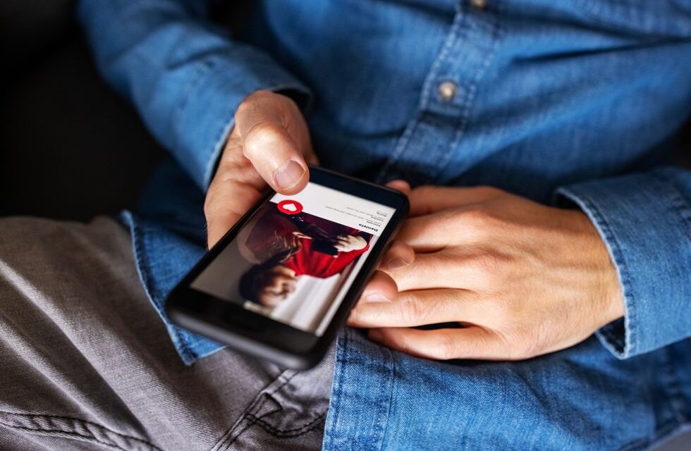 20 Hinge Prompts to Help You Get a Response