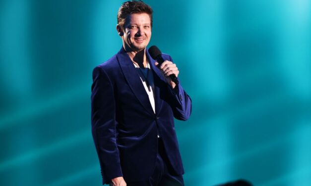 Jeremy Renner Receives Standing Ovation at People’s Choice Awards
