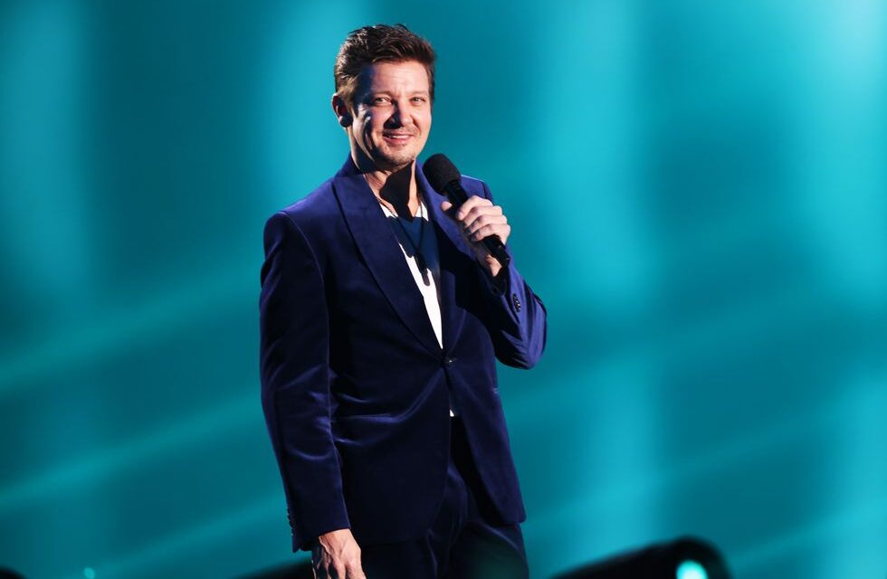 Jeremy Renner Receives Standing Ovation at People’s Choice Awards