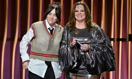 Billie Eilish Hilariously Signs Melissa McCarthy’s Face at SAG Awards: Watch