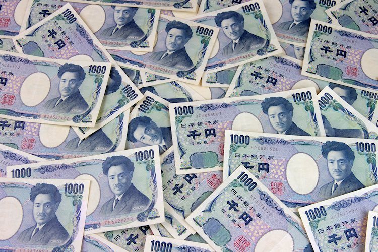 Japanese Yen remains confined in a range near multi-decade low against USD