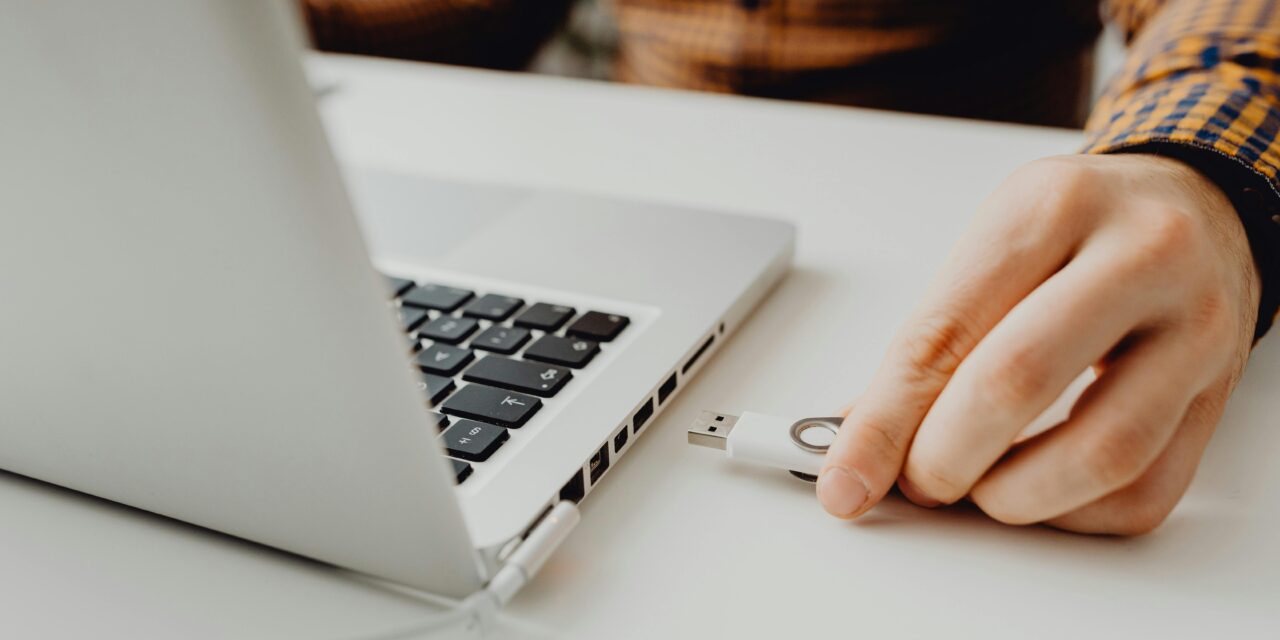 How to turn a USB flash drive into a secure login key for your PC