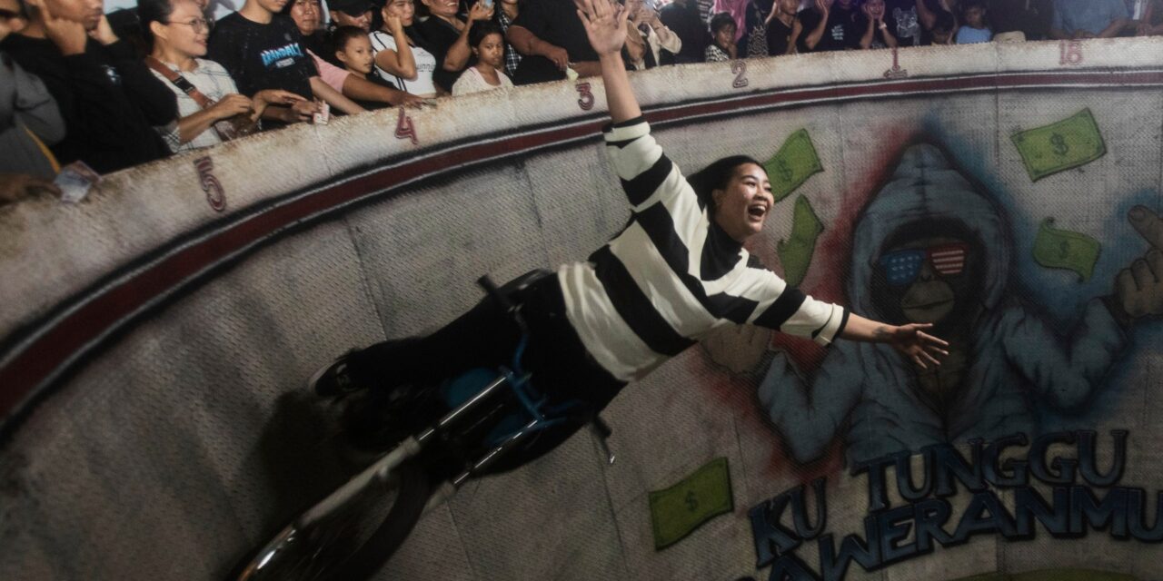 Daredevil biker stuns Indonesia’s night fair crowd with fearless stunts