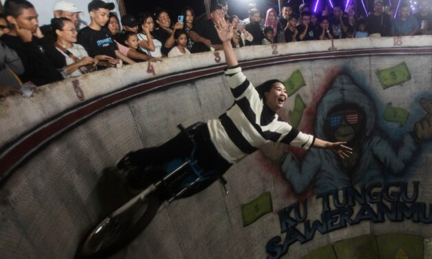 Daredevil biker stuns Indonesia’s night fair crowd with fearless stunts