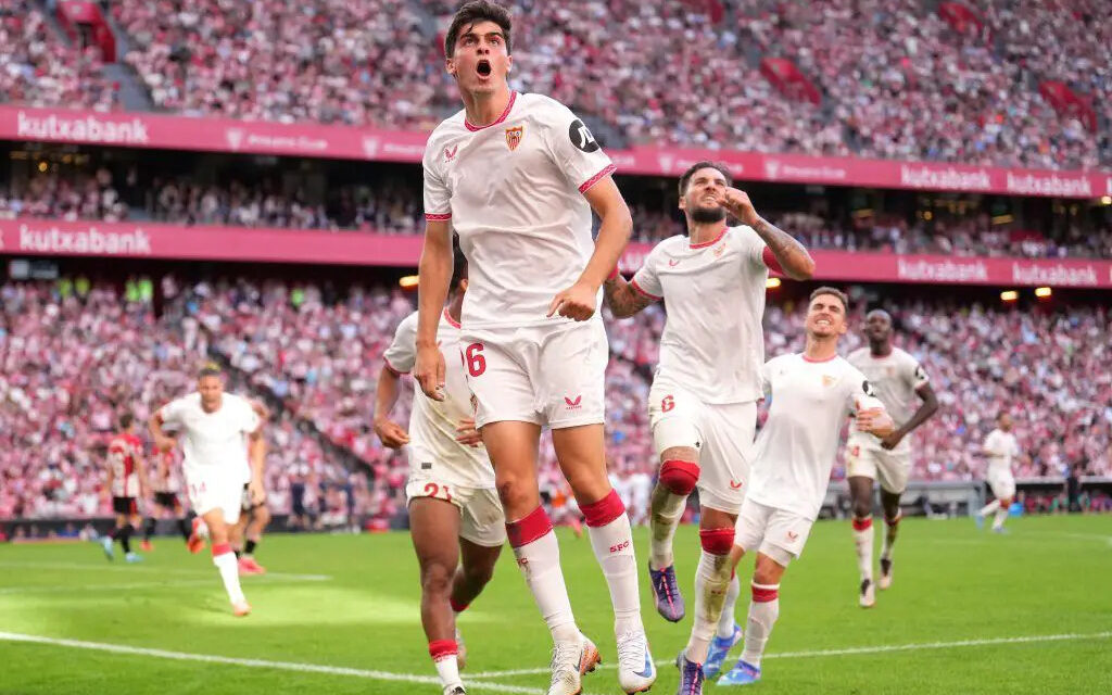 Sevilla & Napoli locked in talks over defender transfer