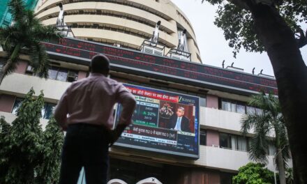 Indian Tech Stocks May Drop on US Changes to H-1B Visa Program