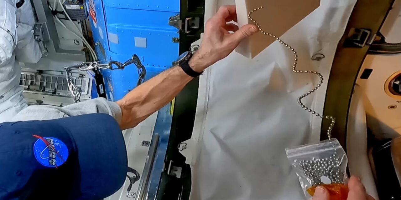 This is how the chain fountain effect behaves in space