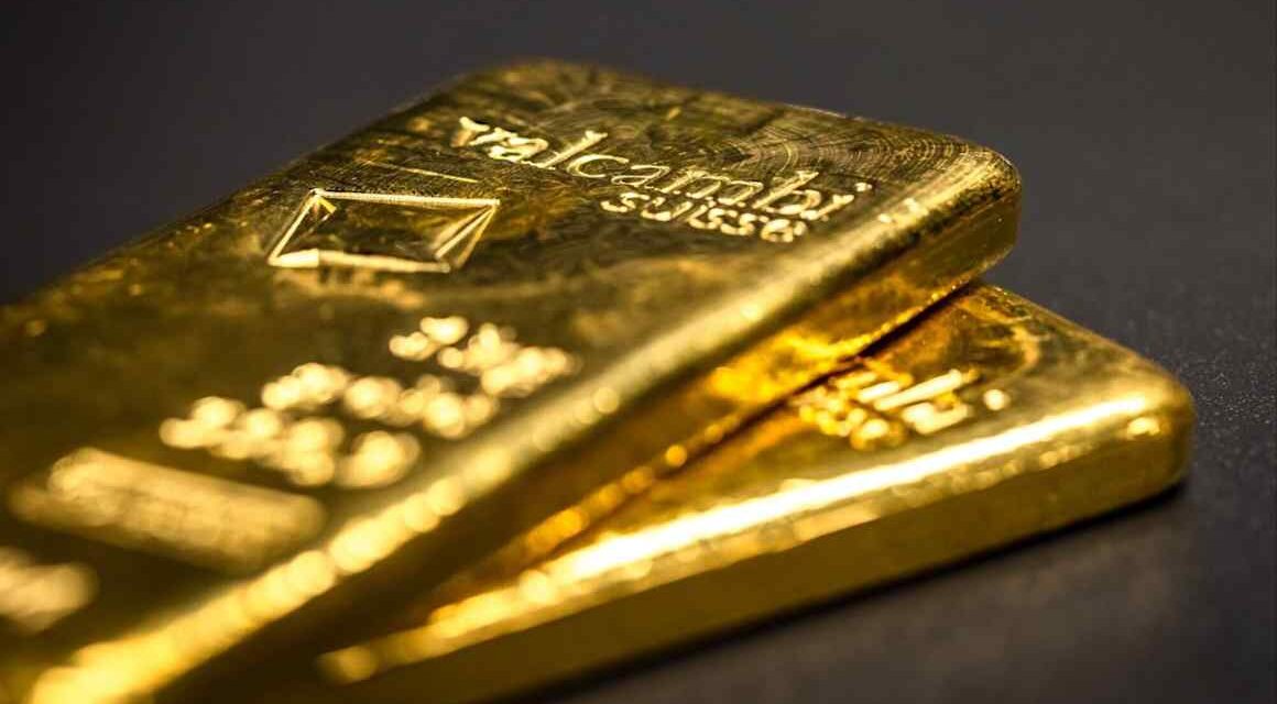 Gold hits record high and dollar weakens on Fed independence worries