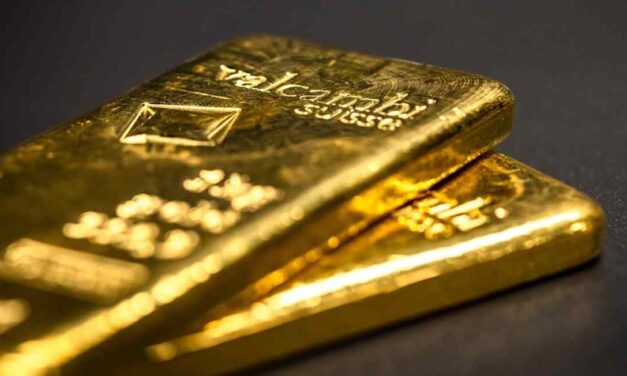 Gold hits record high and dollar weakens on Fed independence worries