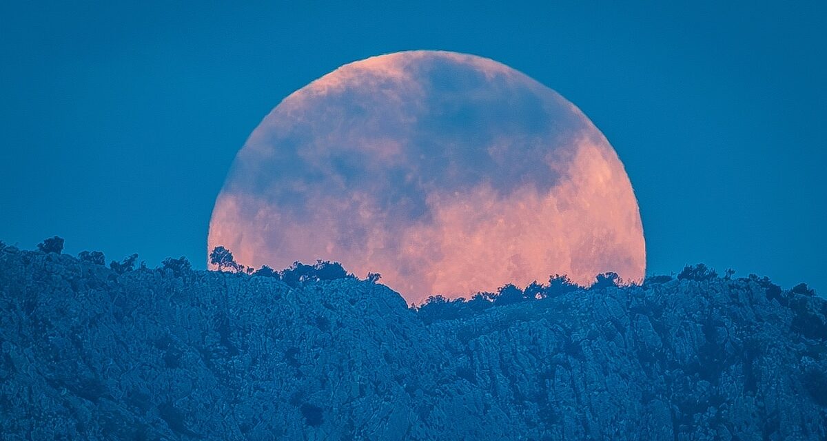 8 night sky events to see in April, from a planet parade to a full pink moon
