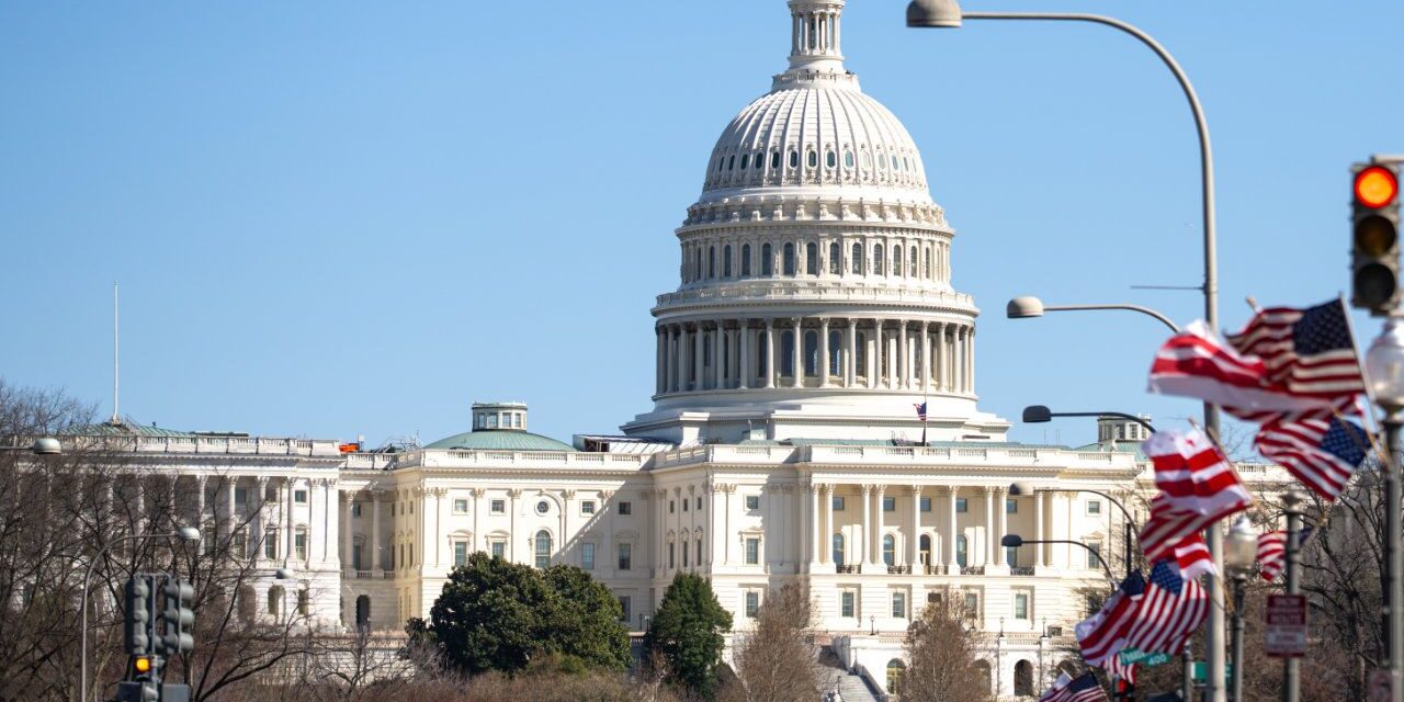Senate Leaders Race to Pass CLARITY Act in July as Lummis Touts Consumer Safeguards
